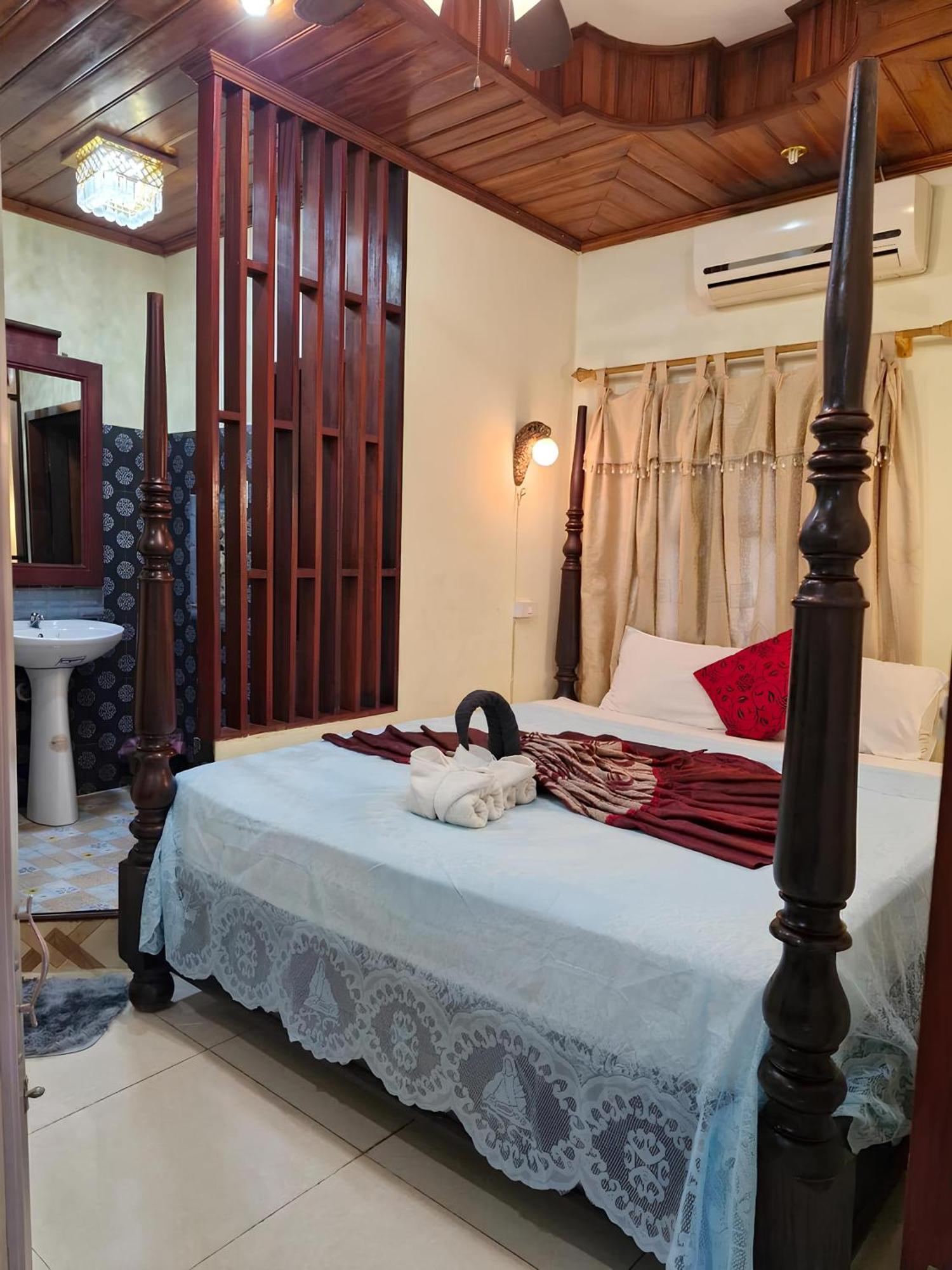 Sakura Wood House Hotel Луанг Прабанг Екстериор снимка